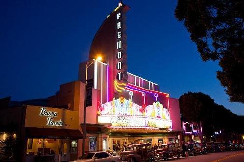 Iconic Freemont Theater, 15 minute walk  from Peach Tree inn